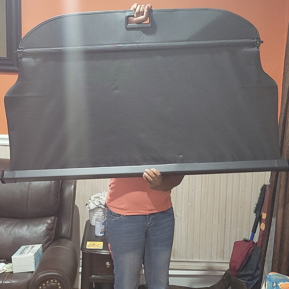 Retractable Cargo Cover - Picture 2 of 2